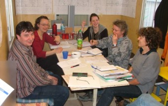 Abstimmung der Arbeitsgruppe Bau mit der Architektin